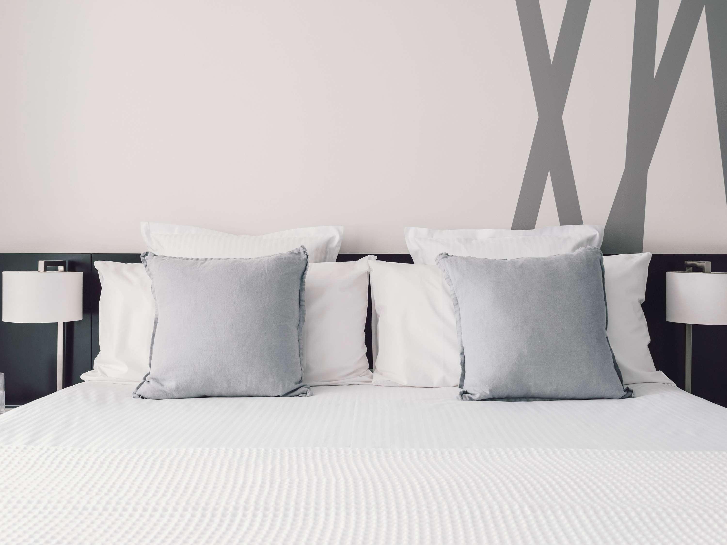 Quay West Suites Melbourne Zewnętrze zdjęcie A bed with cushions