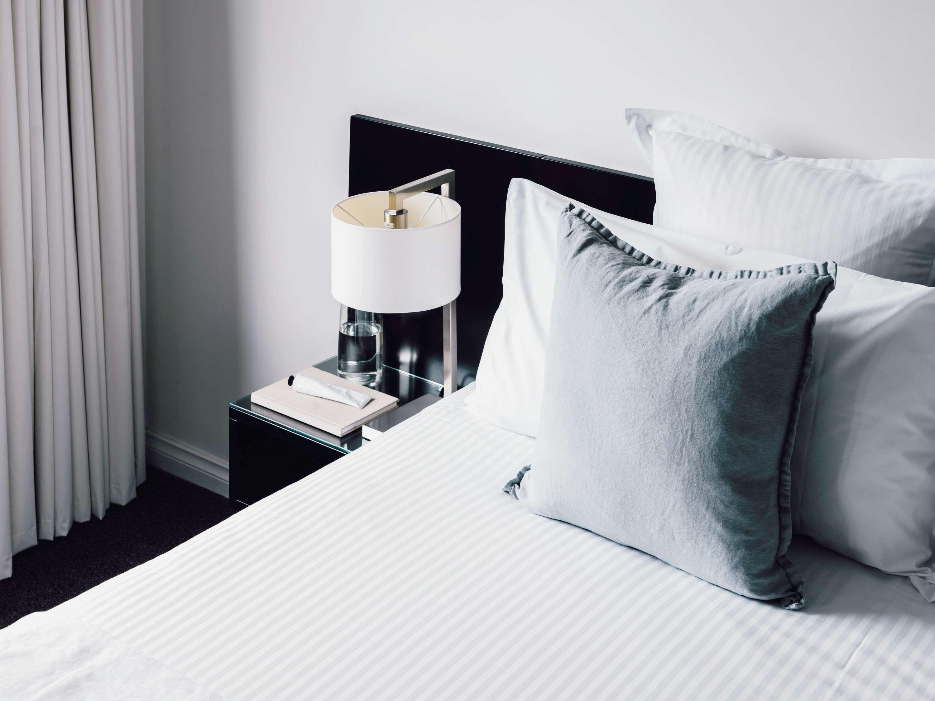 Quay West Suites Melbourne Zewnętrze zdjęcie A bed with pillows