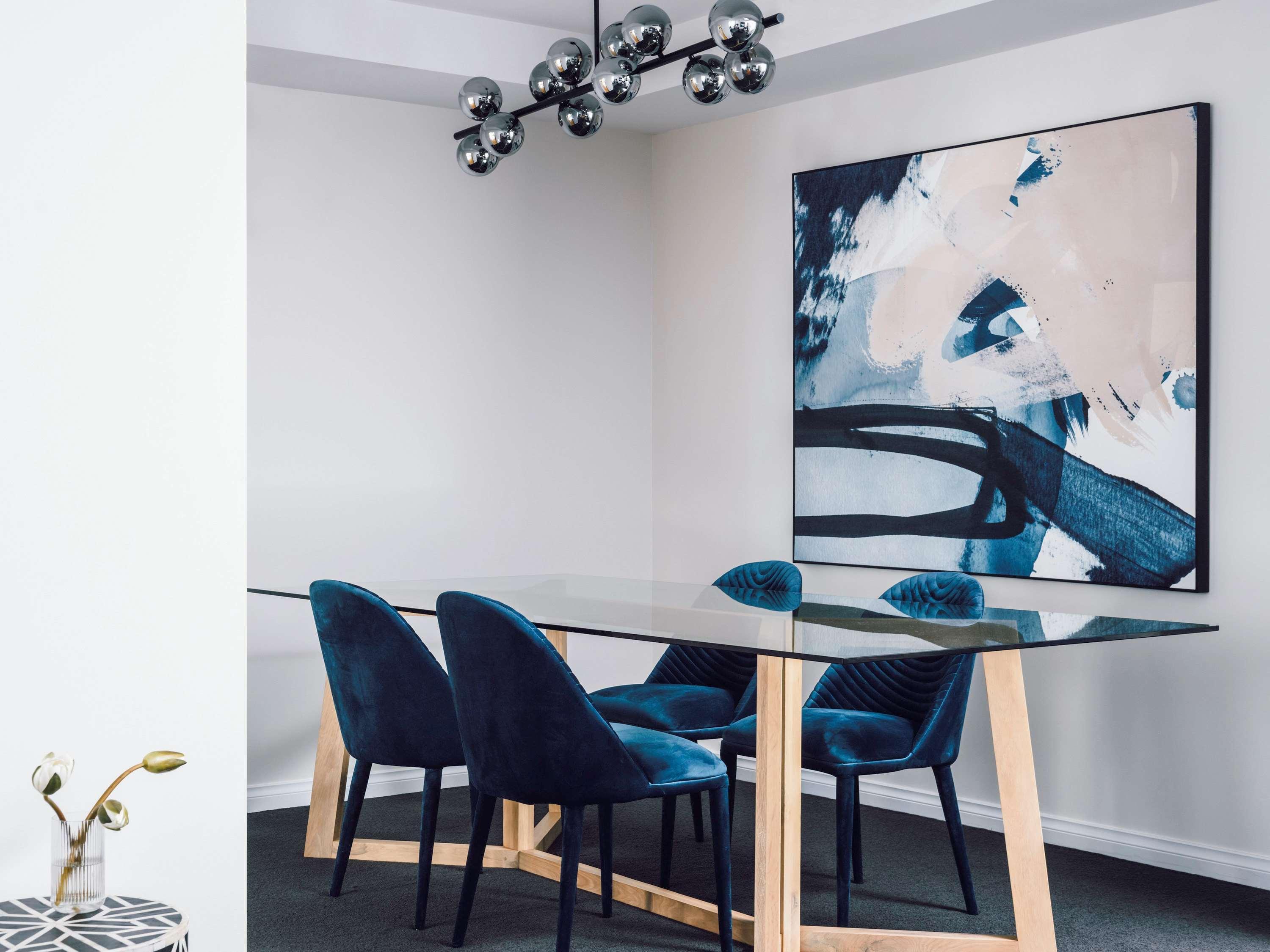 Quay West Suites Melbourne Zewnętrze zdjęcie A dining room with a modern design