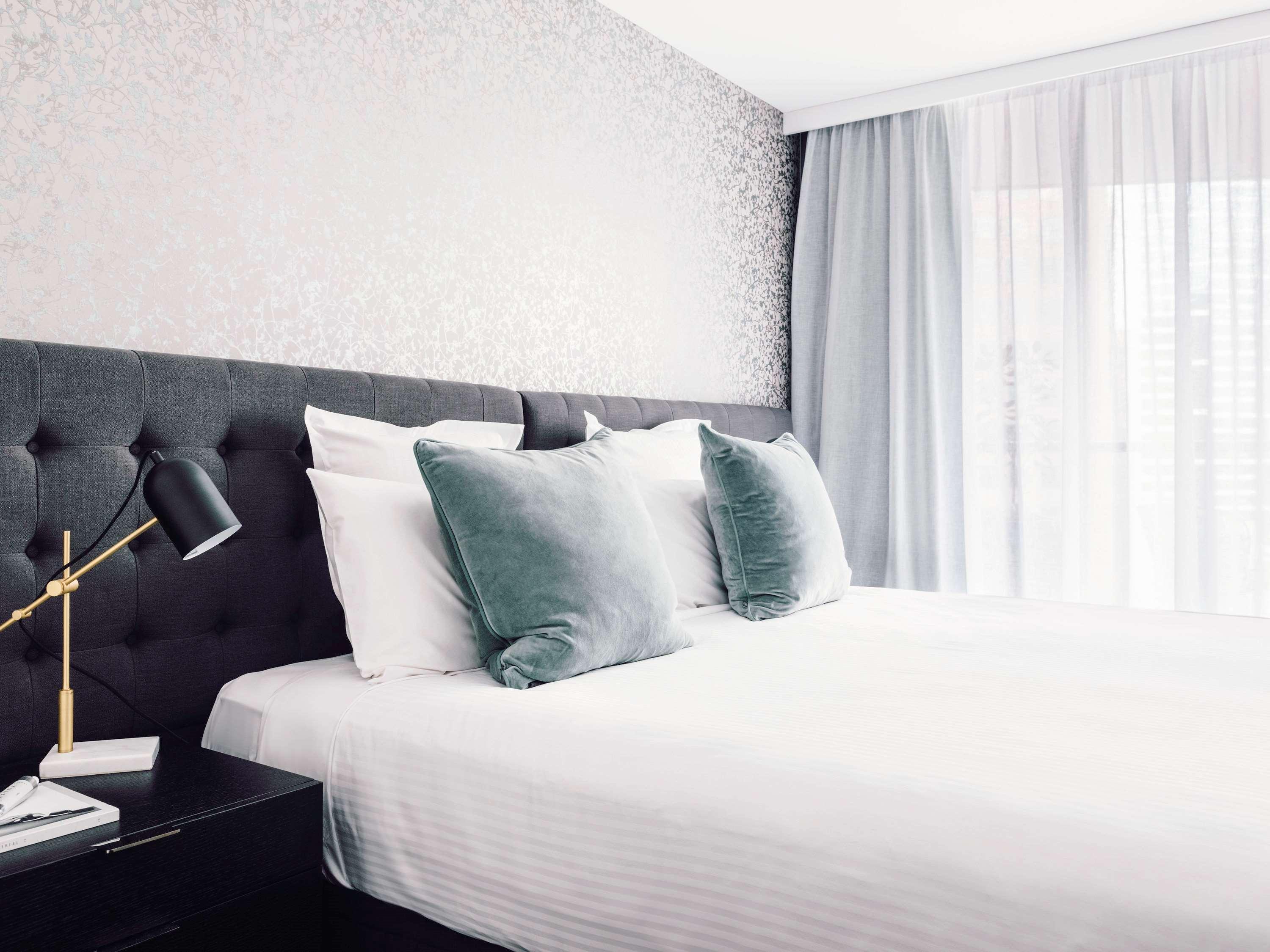 Quay West Suites Melbourne Zewnętrze zdjęcie A bedroom at the hotel