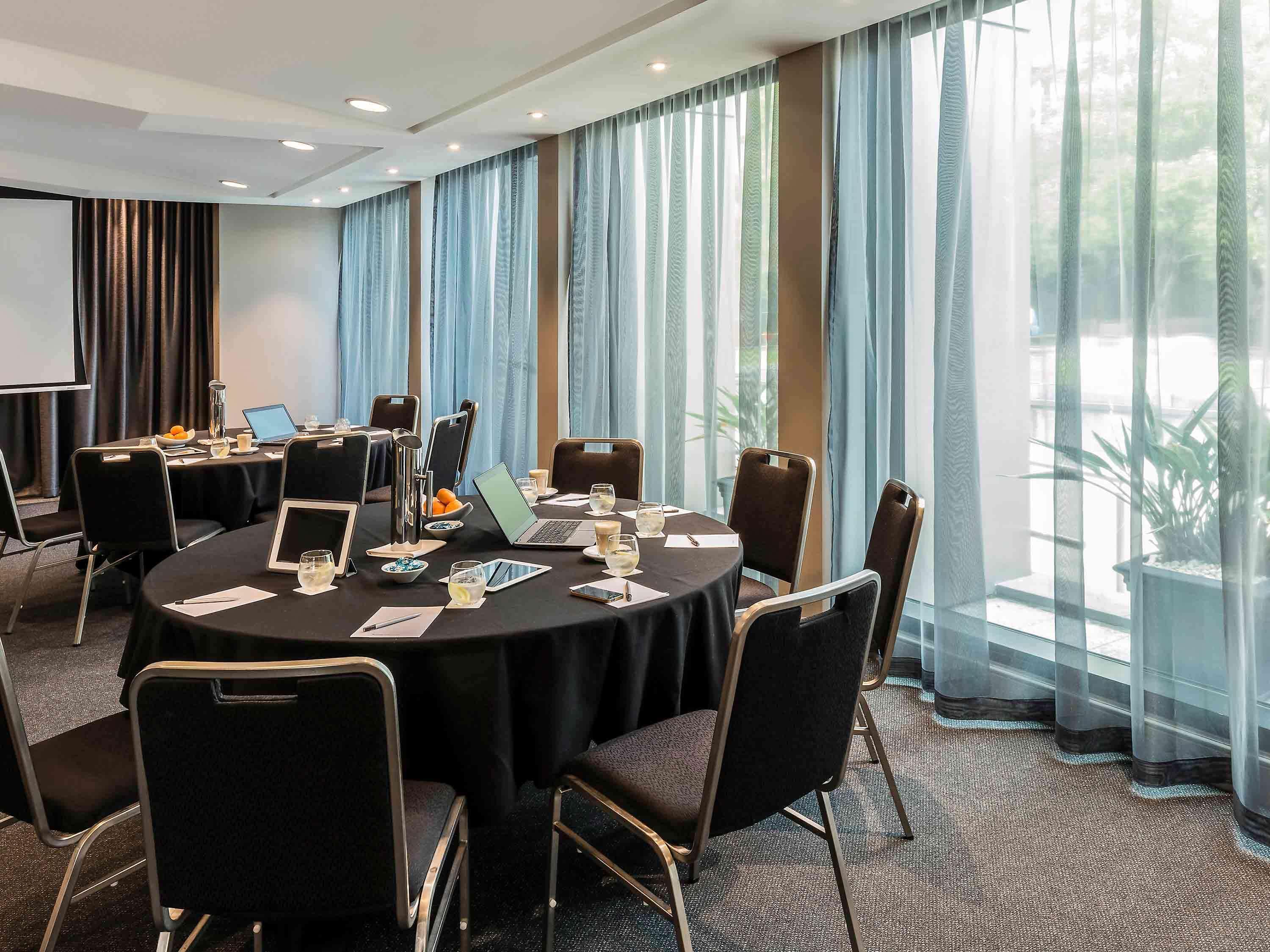 Quay West Suites Melbourne Zewnętrze zdjęcie Meeting room at the University of Adelaide Business School