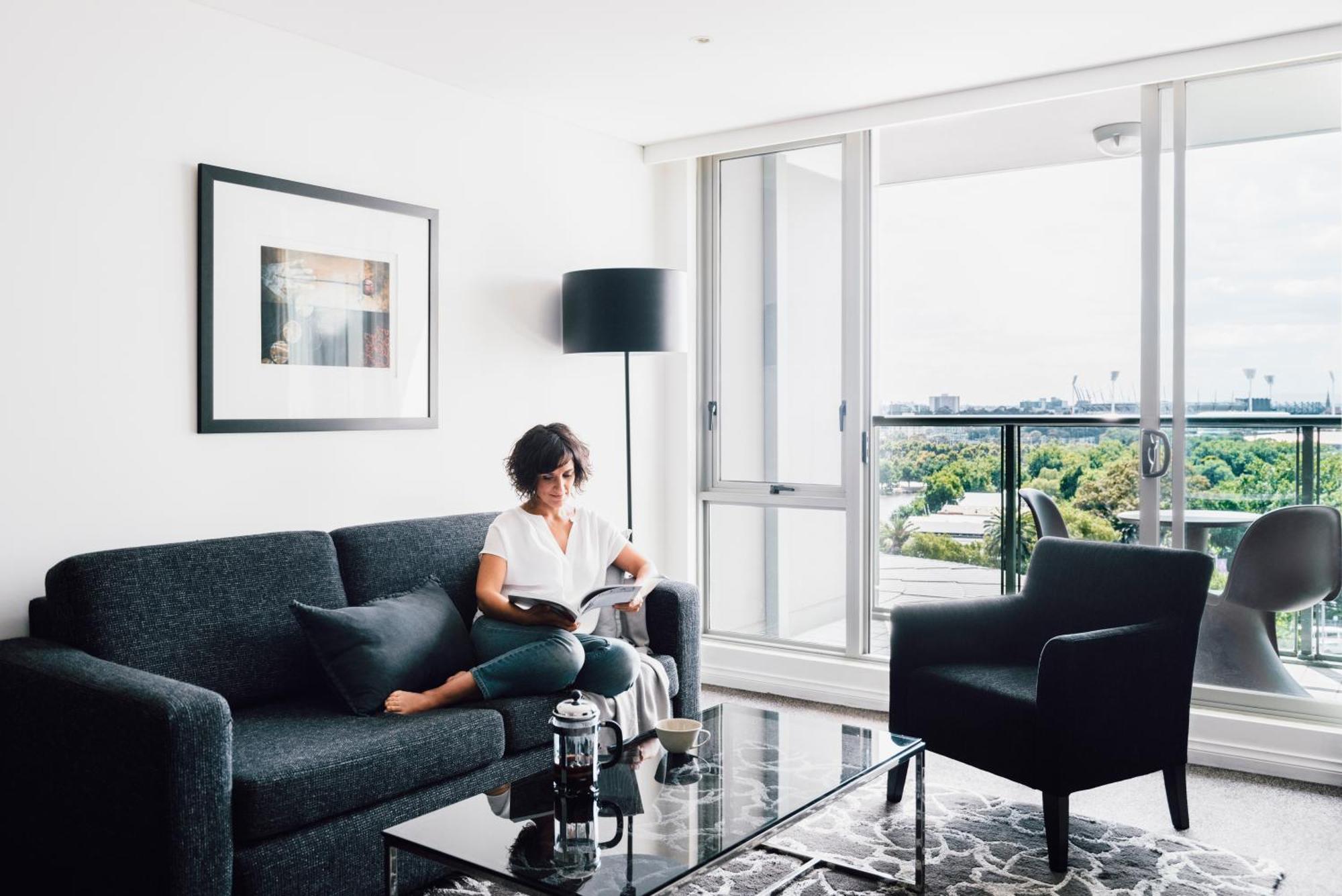 Quay West Suites Melbourne Zewnętrze zdjęcie A living room in a typical apartment