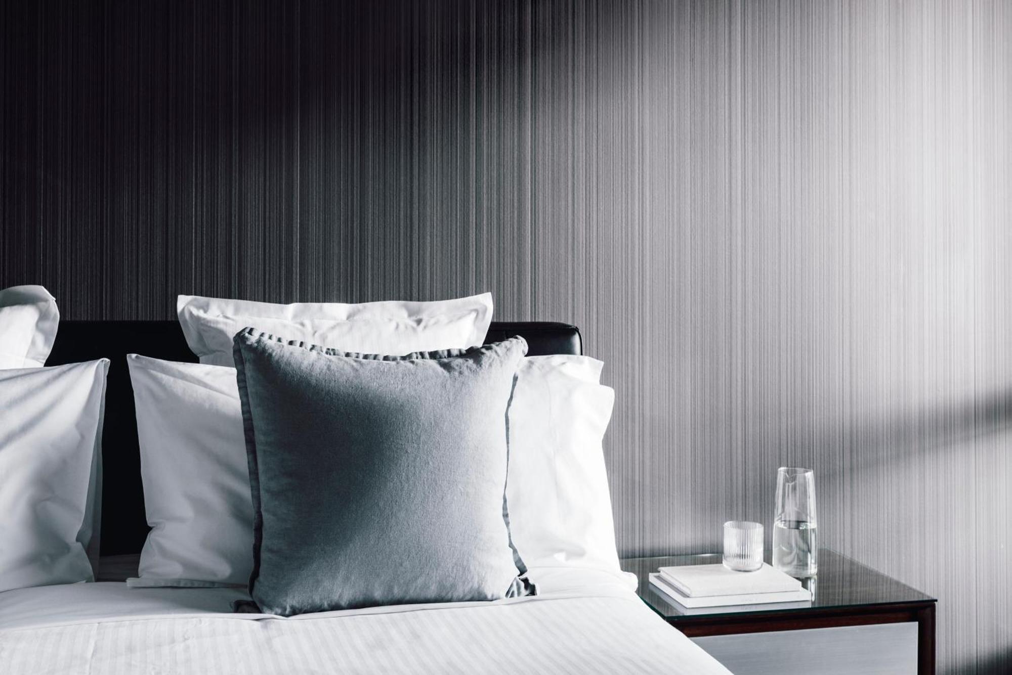 Quay West Suites Melbourne Zewnętrze zdjęcie A bed with pillows
