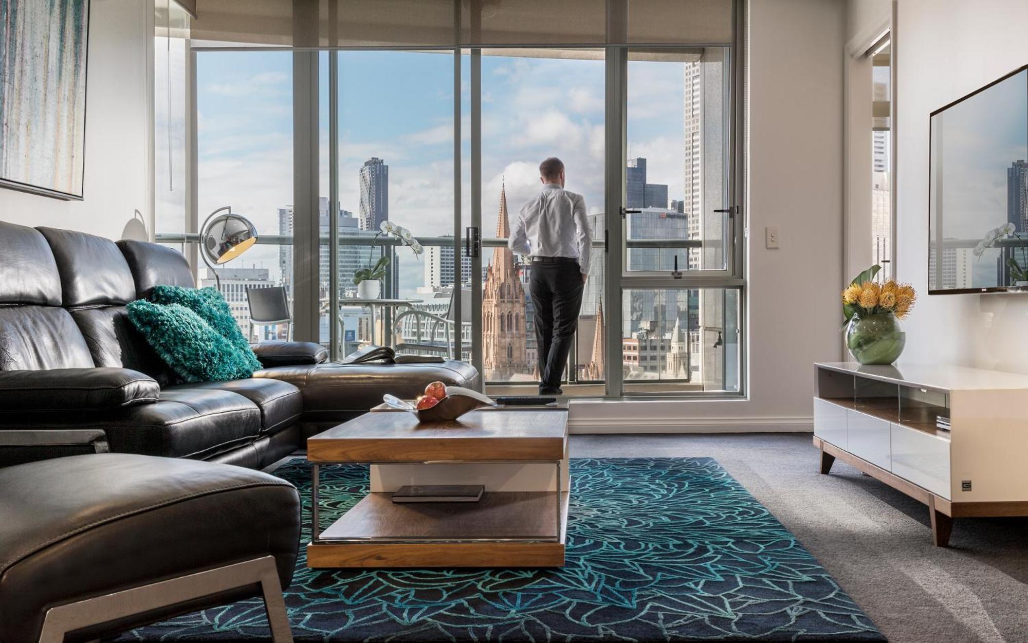 Quay West Suites Melbourne Zewnętrze zdjęcie A living room in a typical apartment