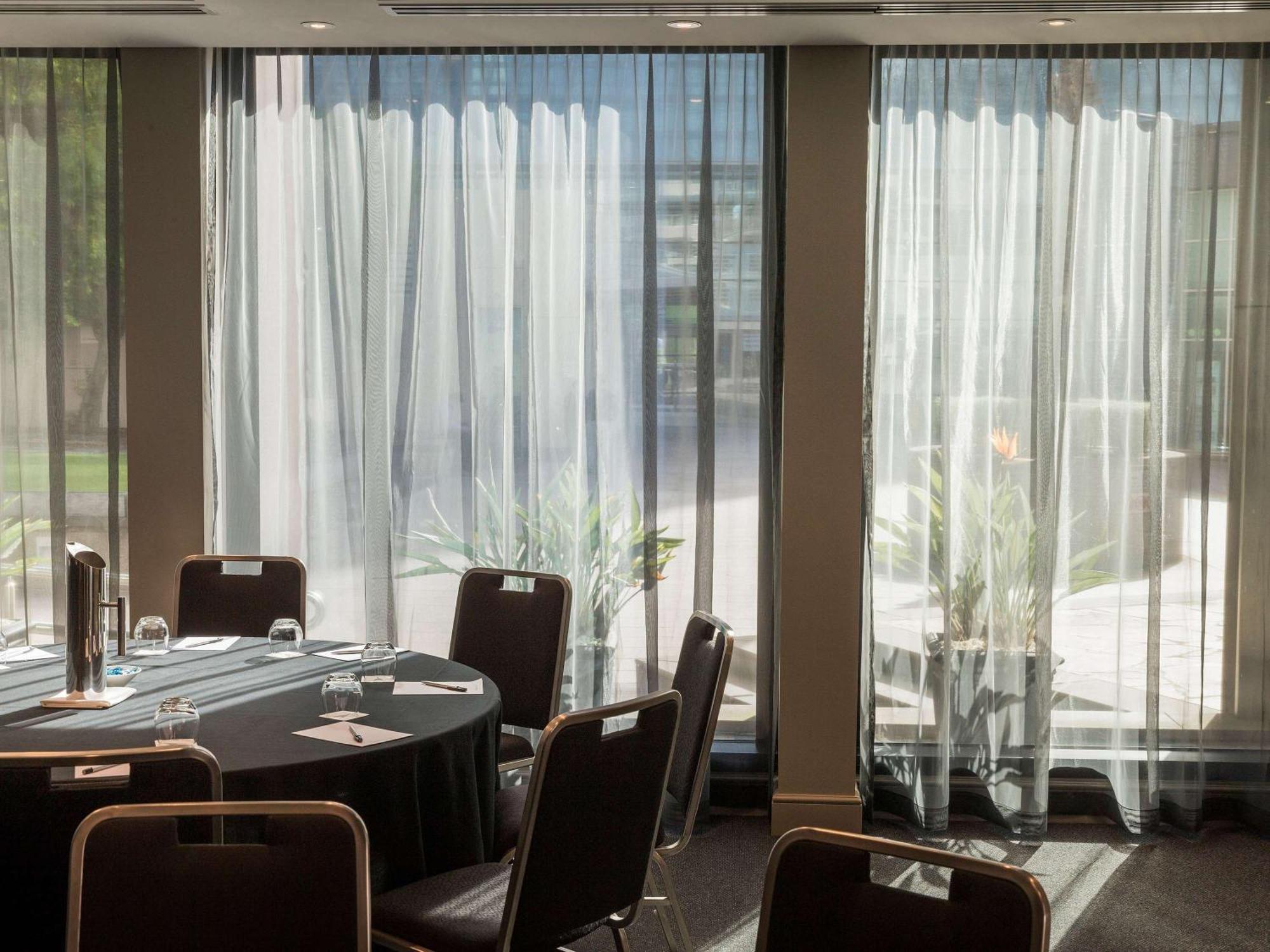 Quay West Suites Melbourne Zewnętrze zdjęcie The interior of the conference centre