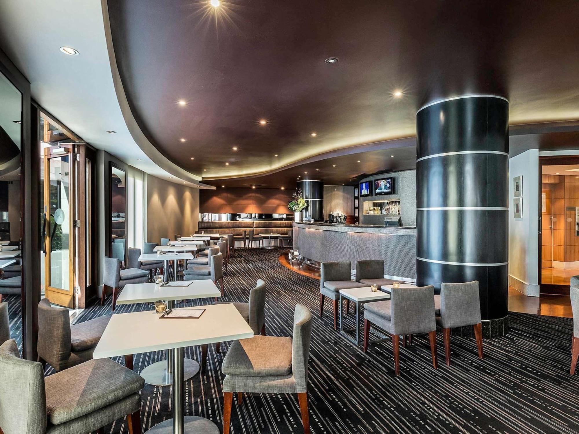 Quay West Suites Melbourne Zewnętrze zdjęcie The Qantas Club lounge at Melbourne Airport